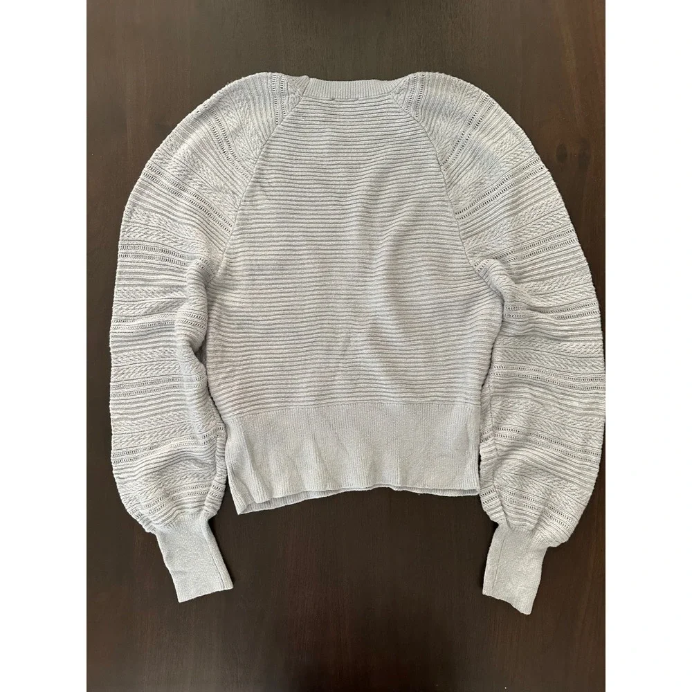 Express Womens Light Grey Pointelle Cable Knit Crew Neck Sweater Small 02156